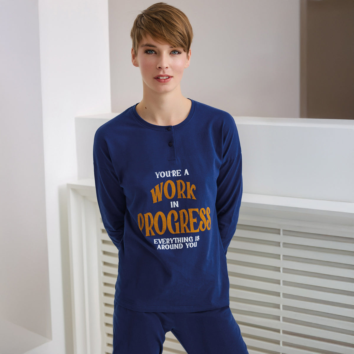 Pigiama donna realizzato in caldo cotone scollo a serafino con scritta pop Jadea 5208