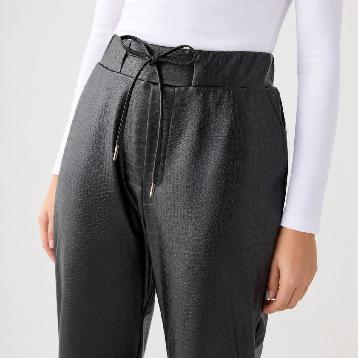Pantalone in pelle effetto coccodrillo Ysabel Mora 70469