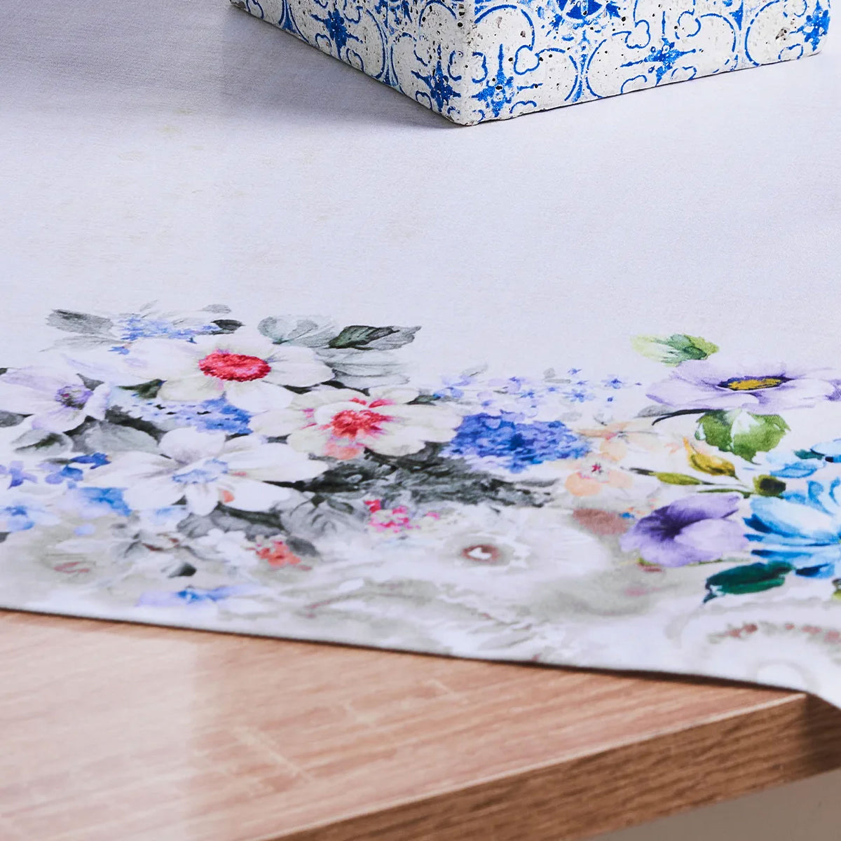 Centrotavola in cotone a fiori Vingi 90*90 dis. 2