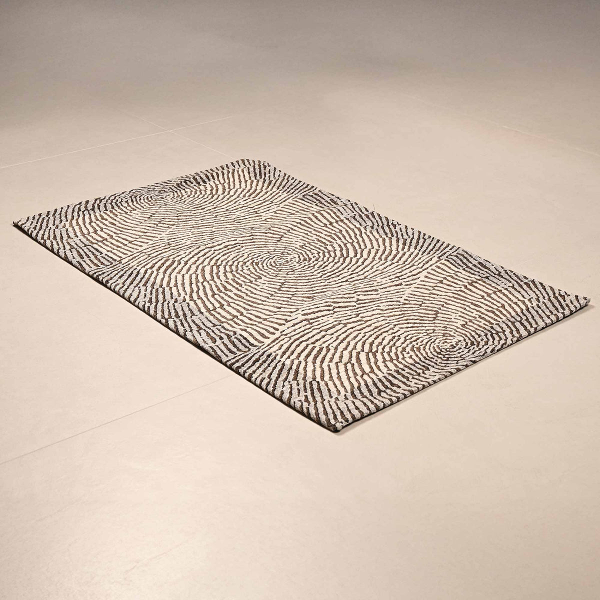 Tappeto arredo jacquard in ciniglia con antiscivolo Ondule Zambaiti