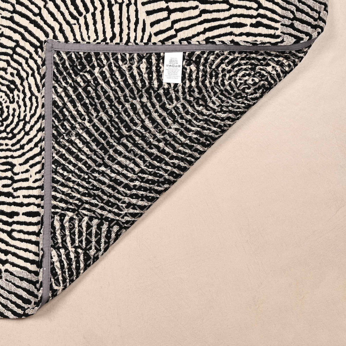 Tappeto arredo jacquard in ciniglia con antiscivolo Ondule Zambaiti