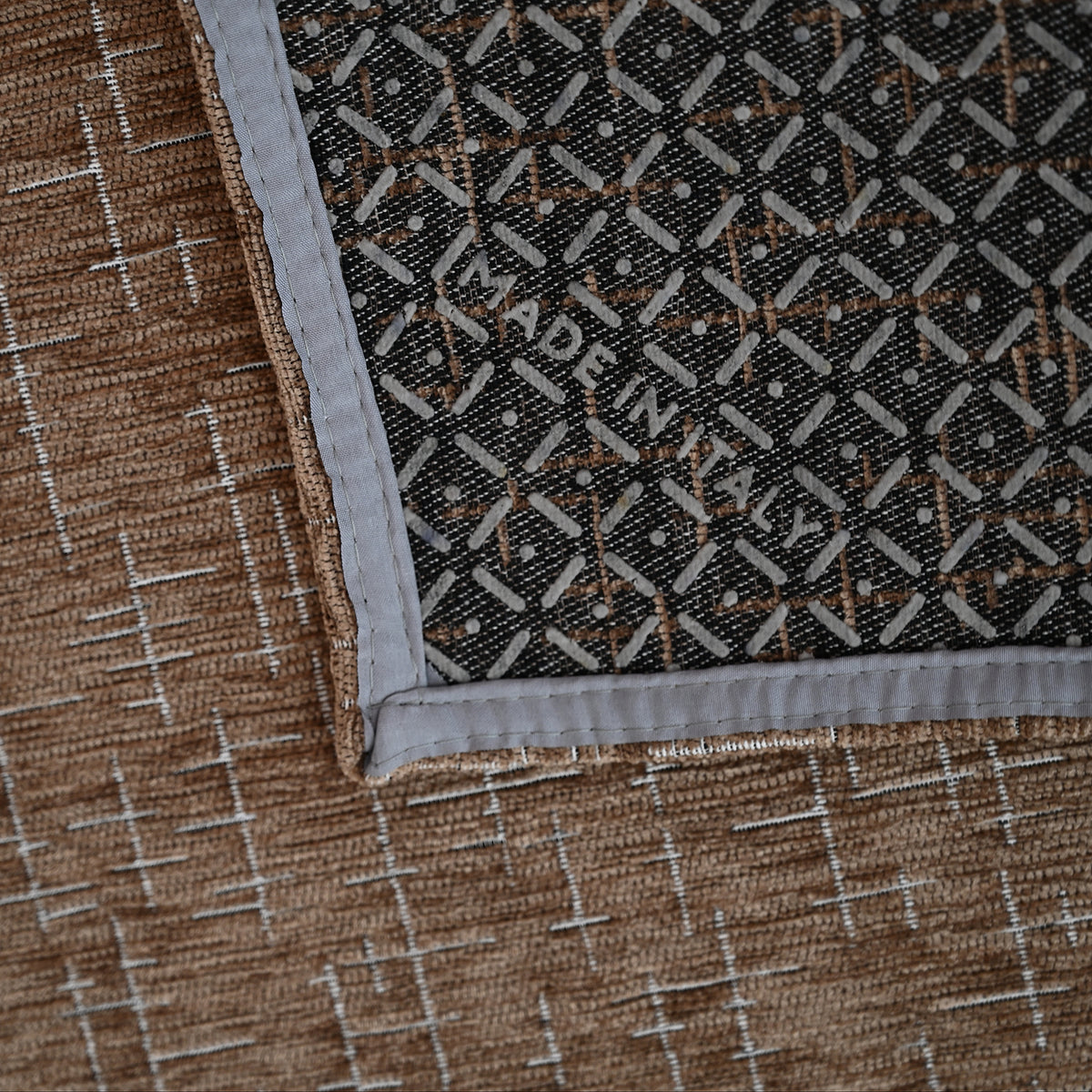 Tappeto fantasia quadratini astratti antiscivolo Zambaiti jacquard