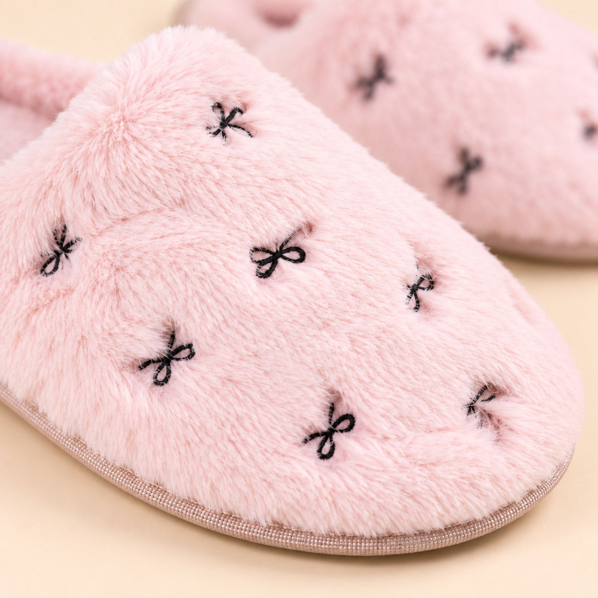 Pantofole in eco pelliccia con fiocchetti Noidinote PF3295