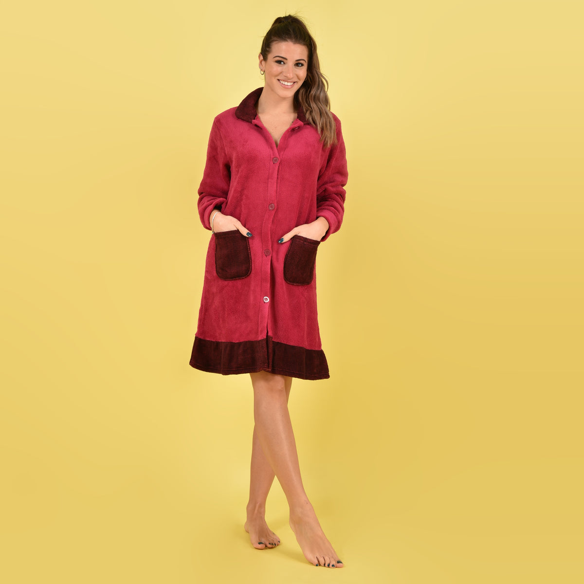Vestaglia con bottoni e tasche in caldissimo coral rosso bordeaux Karel se3461