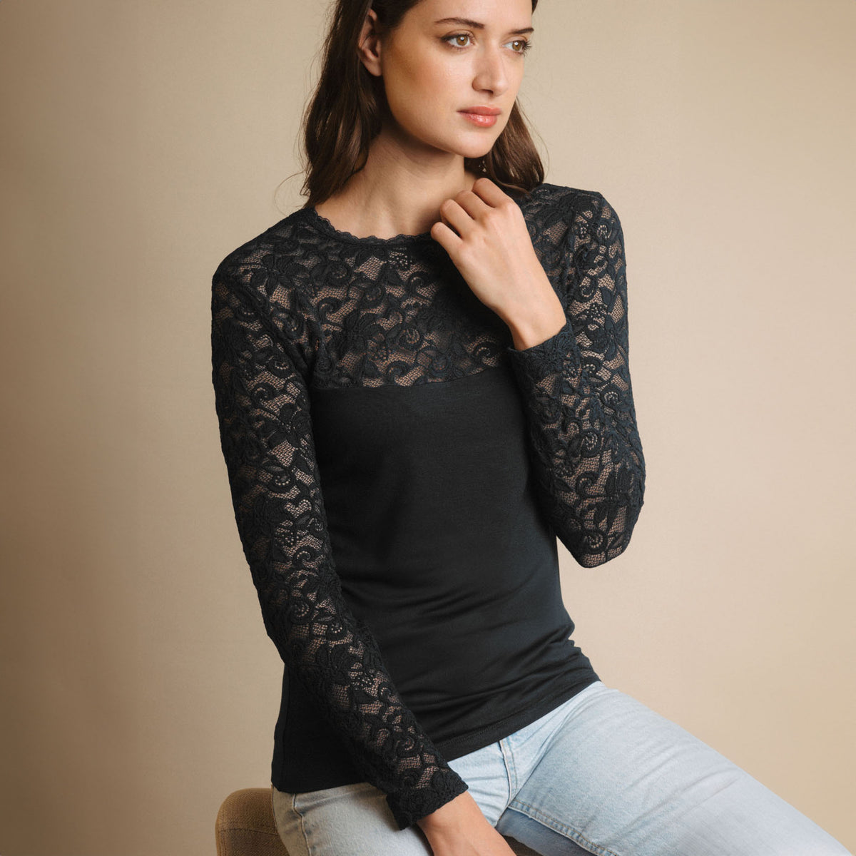 Maglia donna tinta unita con maniche in pizzo floreale semitrasparente Admas 43573