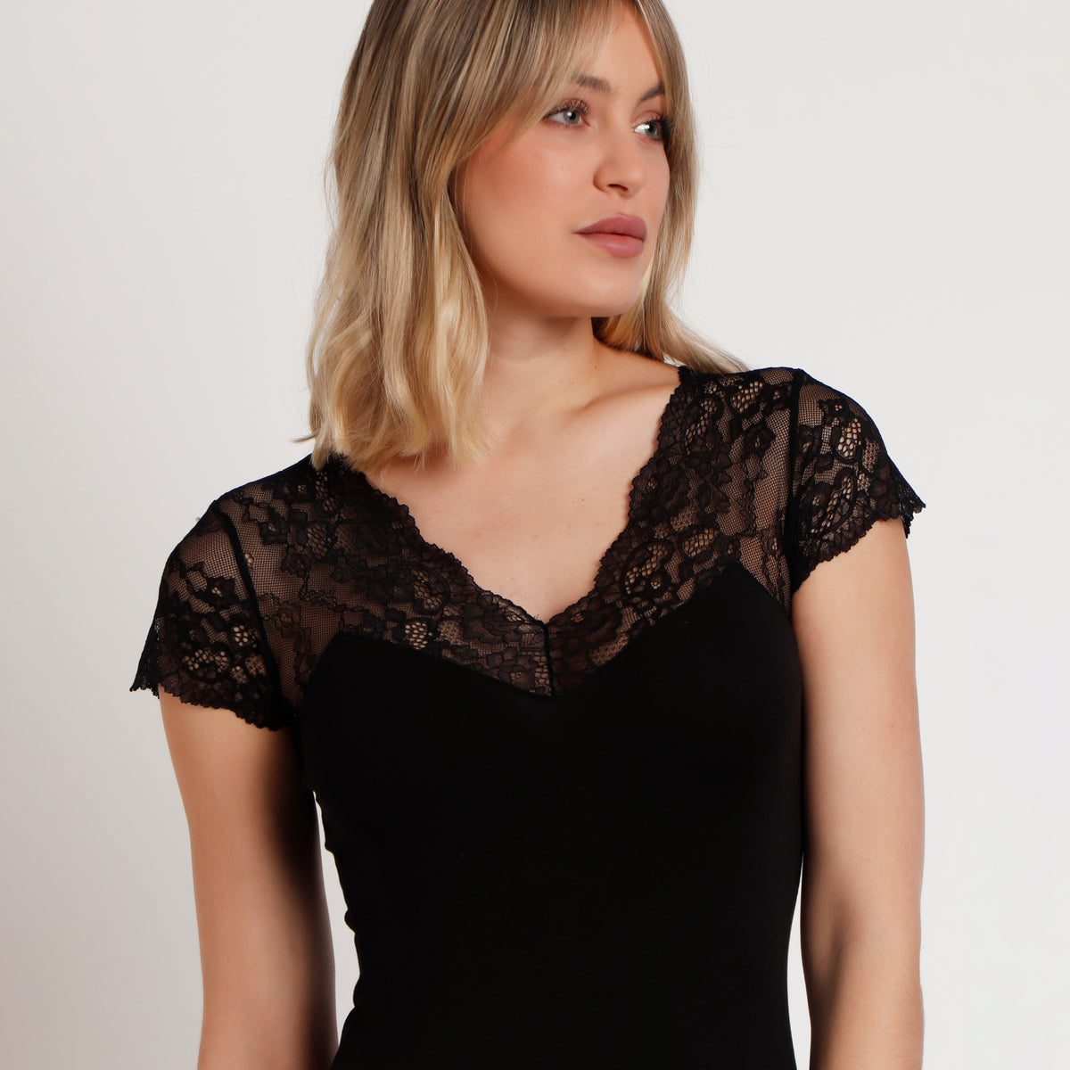 Maglia donna in cotone con dettagli decorativi in pizzo semitrasparente Admas 43574