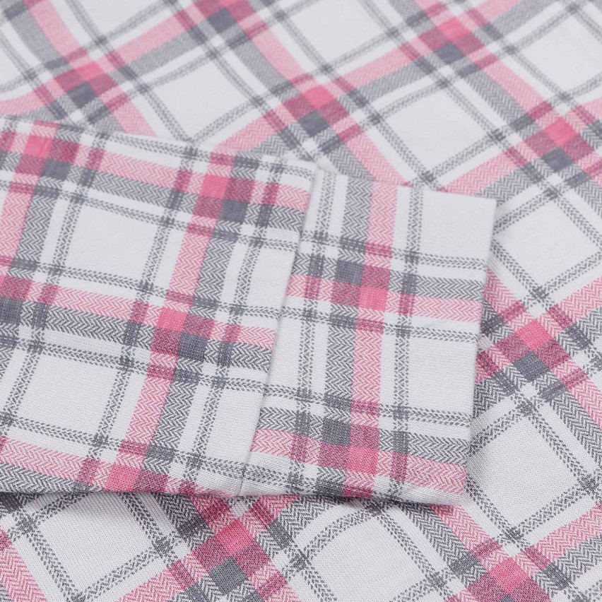 Bambina Che Porta Una Camicia Da Notte Immagine Stock - Immagine di